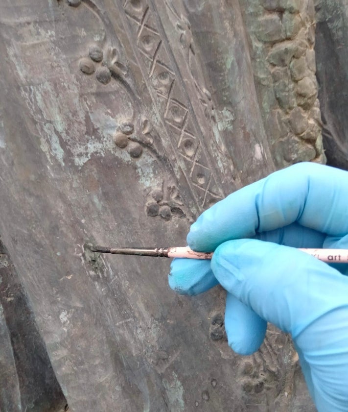 Imagen secundaria 2 - Proceso de reparación de la escultura de Francesc de Vinatea.