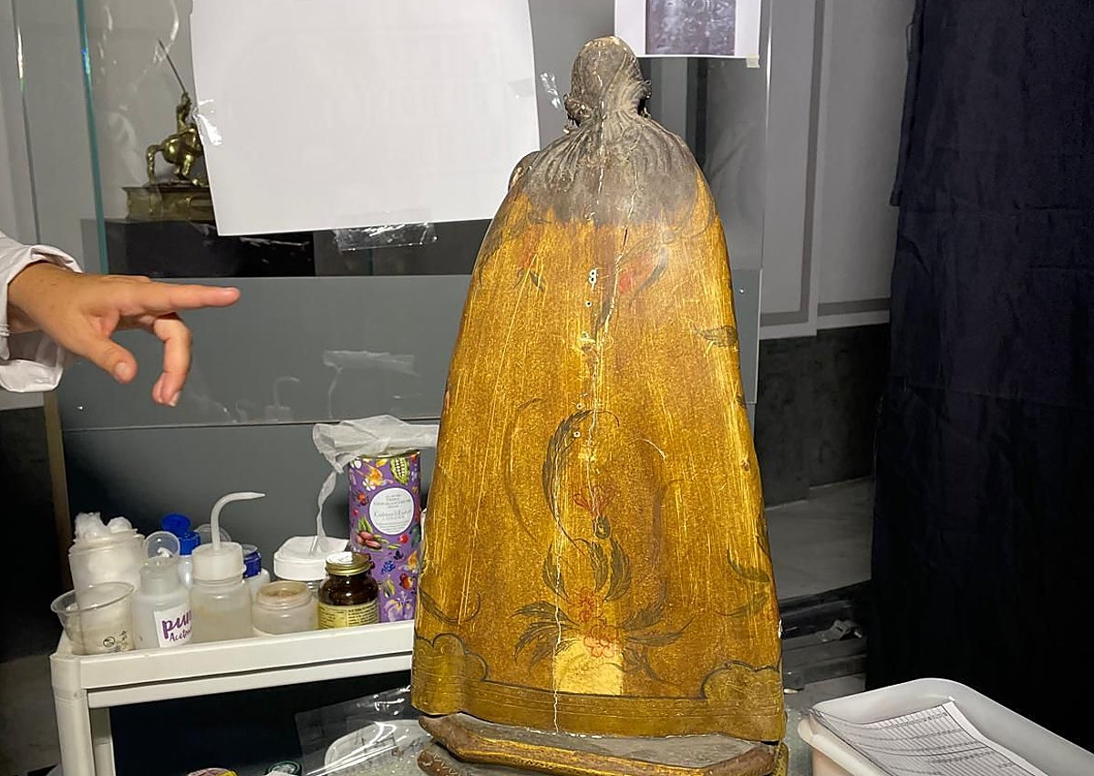 Imagen secundaria 1 - Proceso de restauración de la talla de la Virgen de los Desamparados de la Casa Forestal de El Saler.