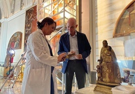 El edil José Gosálbes, en la visita al proceso de restauración de la Virgen de los Desamparados de la Casa Forestal de El Saler.