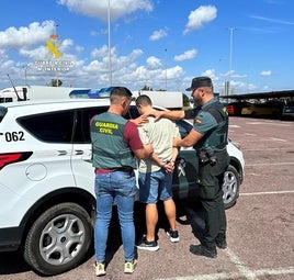 Los agentes detienen a dos hombres.