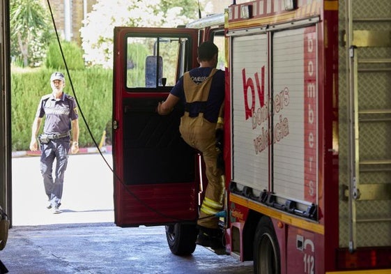 Un bombero sube a un camión de bomberos en el Parque Central.