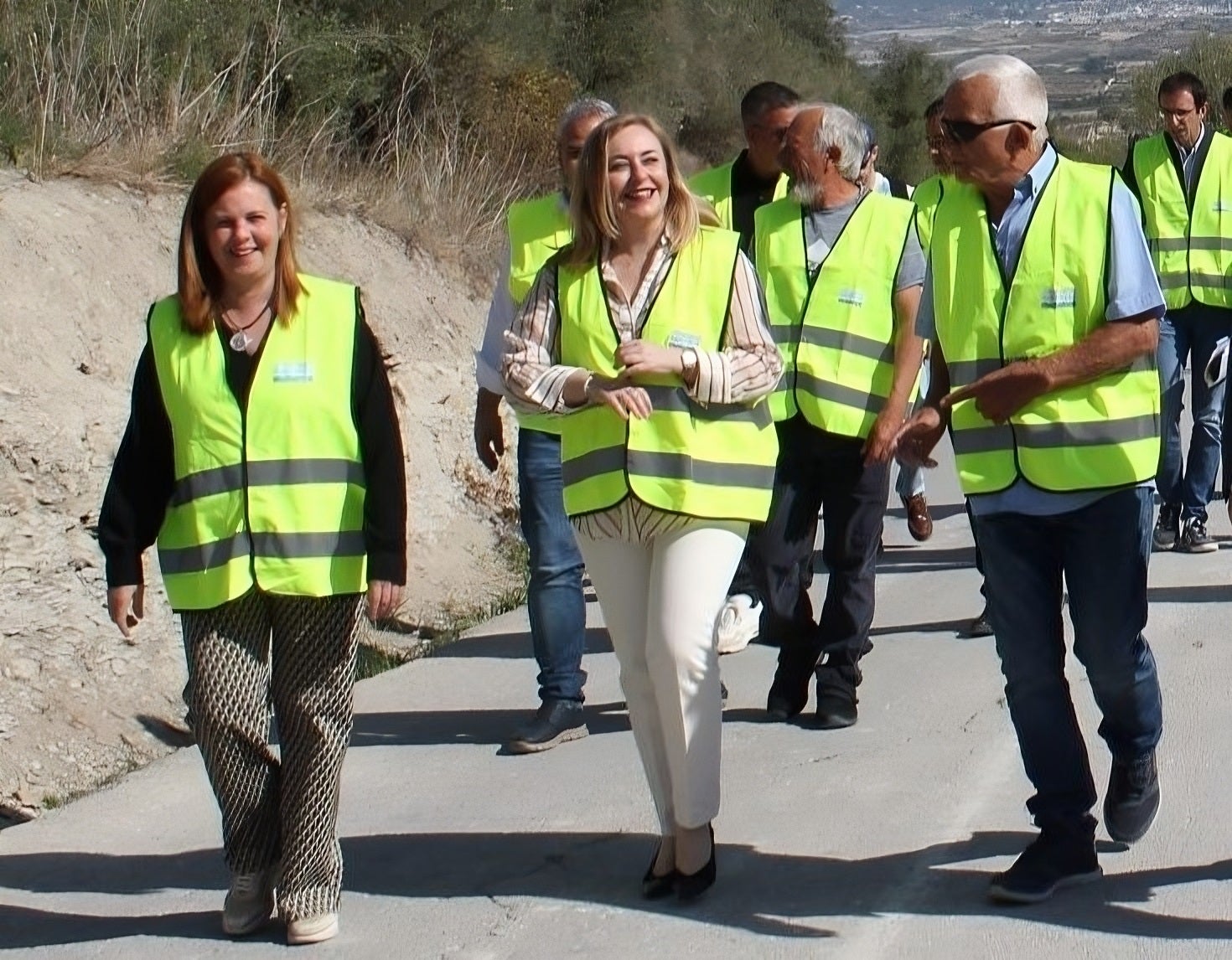 La diputada de Carreteras y la Vicepresidenta de la Diputación junto al alcalde de Beniatjar.