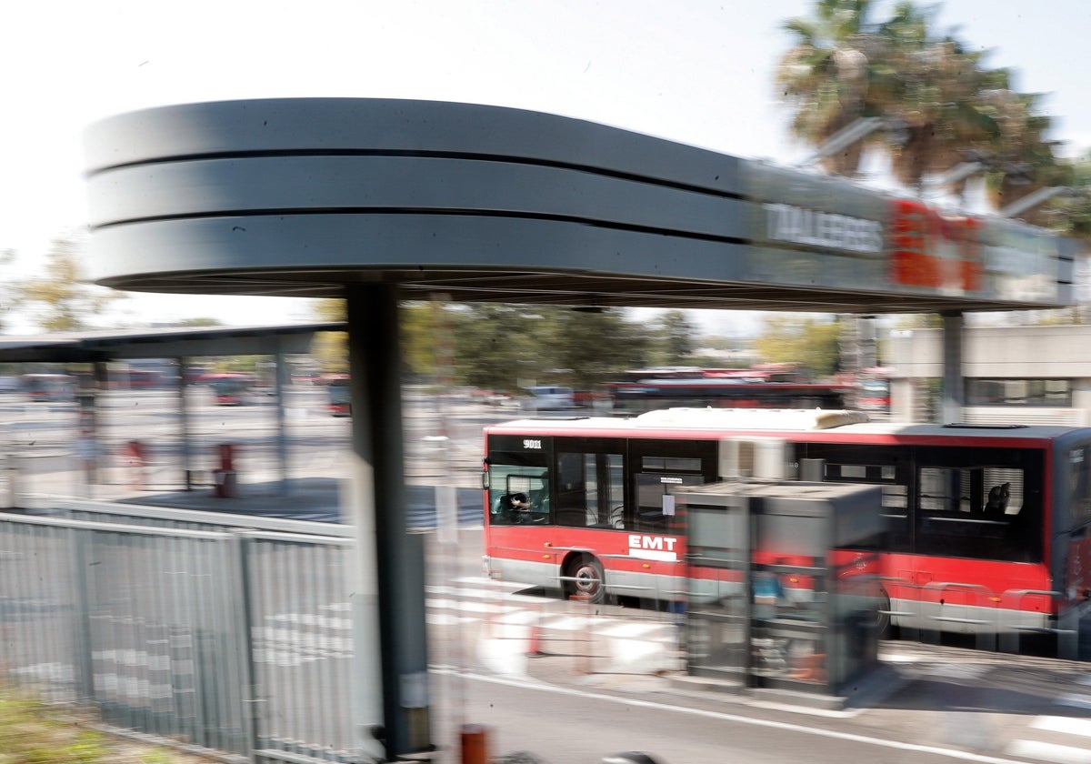 Un autobús entra en la cochera de la EMT.