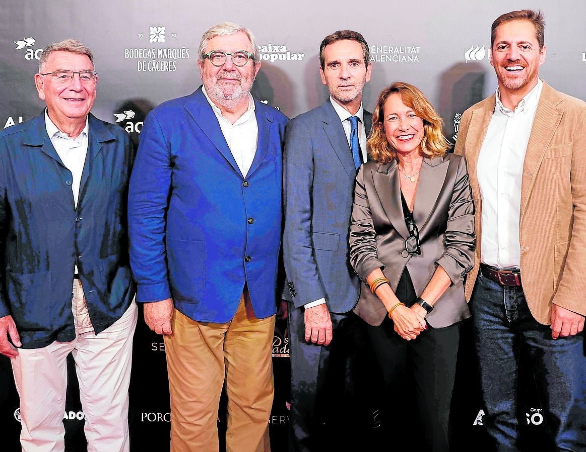 Cinco periodistas posan en el Museo de las Ciencias. De izquierda a derecha, Iñaki Zaragüeta, Sergio Pelaez, Vicente Ordaz, Nuria Romeral y Borja Rodríguez.