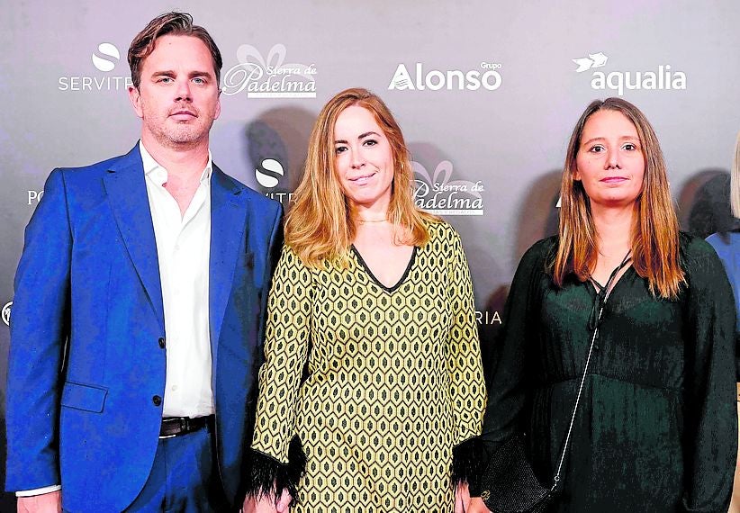 Jorge López, CFO IVC Evidensia Iberia y la sanitaria Elena Roche junto a la jefa de Arte y Nuevas Narrativas de LAS PROVINCIAS, Beatriz de Zúñiga.