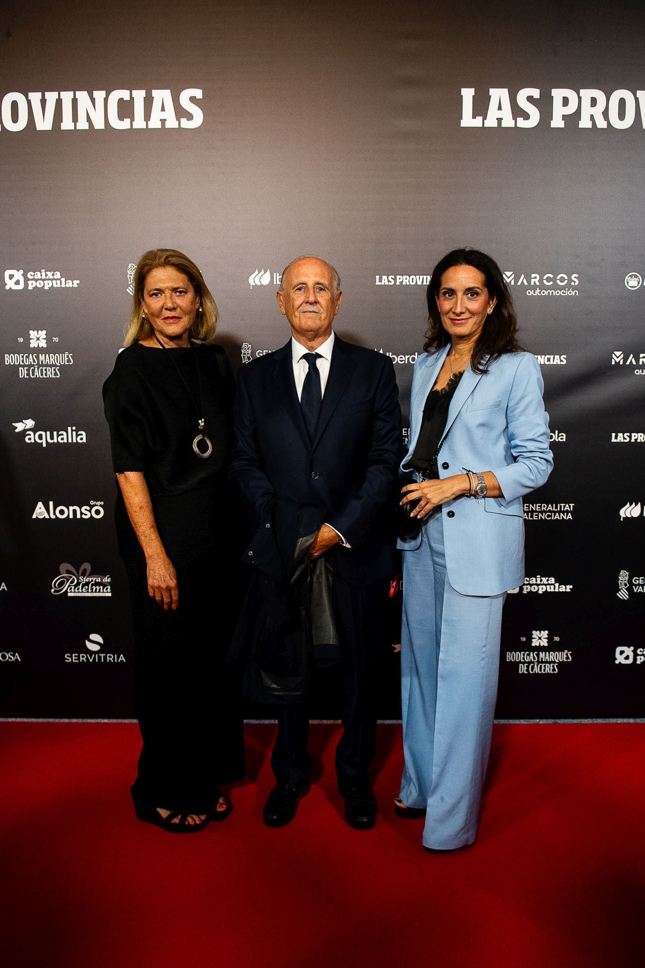 El presidente de Casa Caridad, Luis Miralles, con Elena Sánchez, vicepresidenta primera, y Guadalupe Ferrer, vicesecretaria.