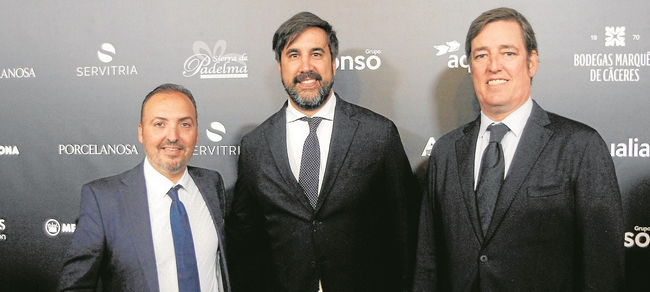 Pedro Campos, jefe de deportes de LAS PROVINCIAS, junto a Javier Solís, director corporativo del Valencia C. F., y José Manuel Segarra, director de comunicación del Valencia C. F.