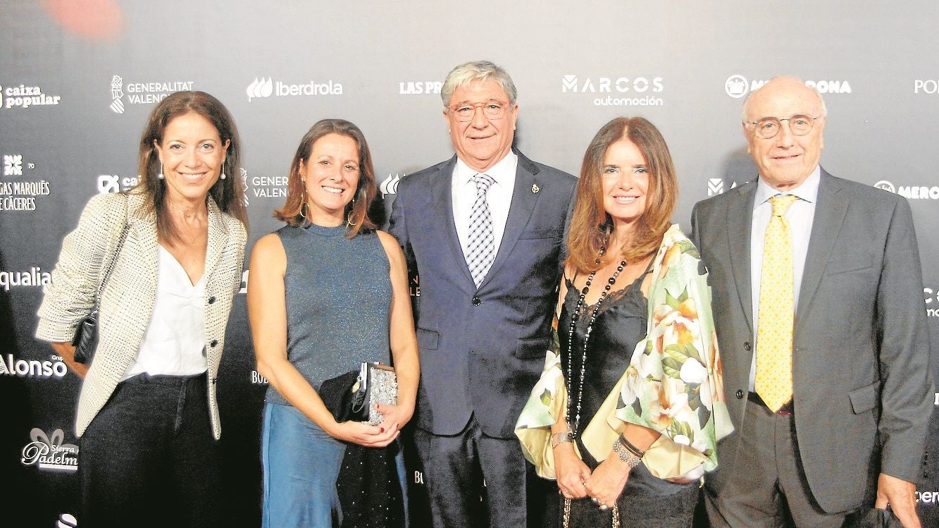 Teresa Gil, del R. C. Náutico de Valencia, Paula Escandell, del Real Club Náutico de Dénia, Jaime Portolés, presidente del Real Club Náutico de Dénia, Marisa Arlandis, presidenta del Real Club Náutico de Valencia y Juan Riera, del R.C.N. de Dénia.