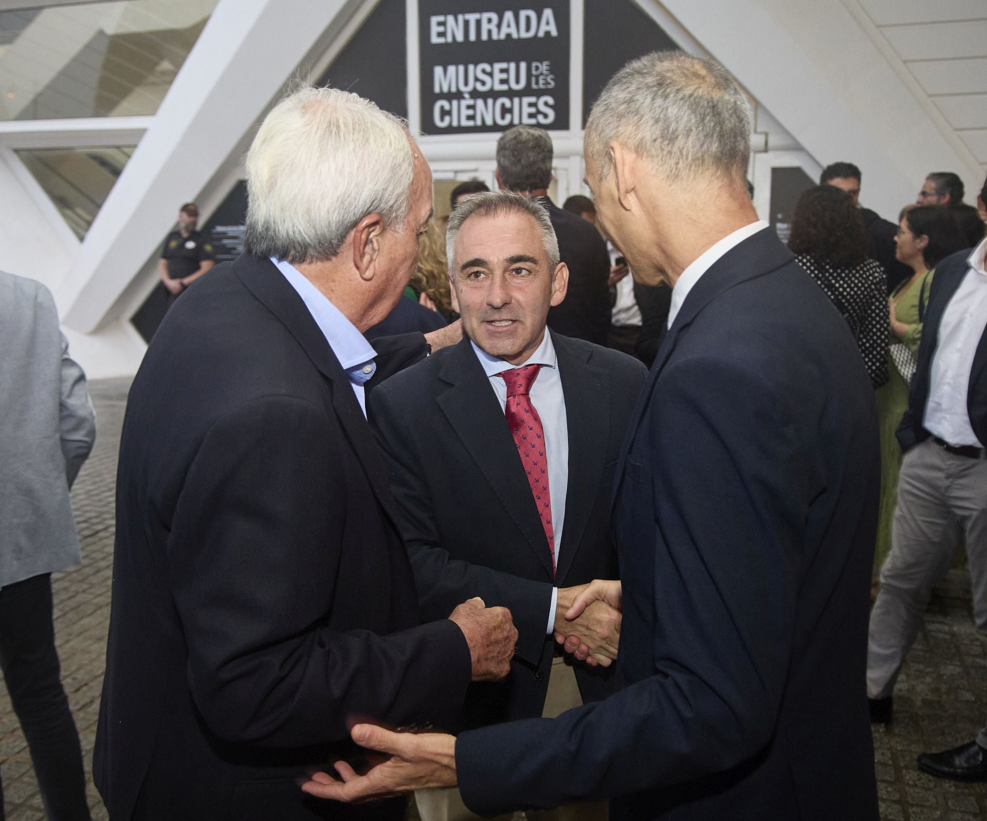 MIguel Barrachina, exsíndic del PP y actual conseller de Agricultura, conversa con Federico Félix y Jesús Trelis