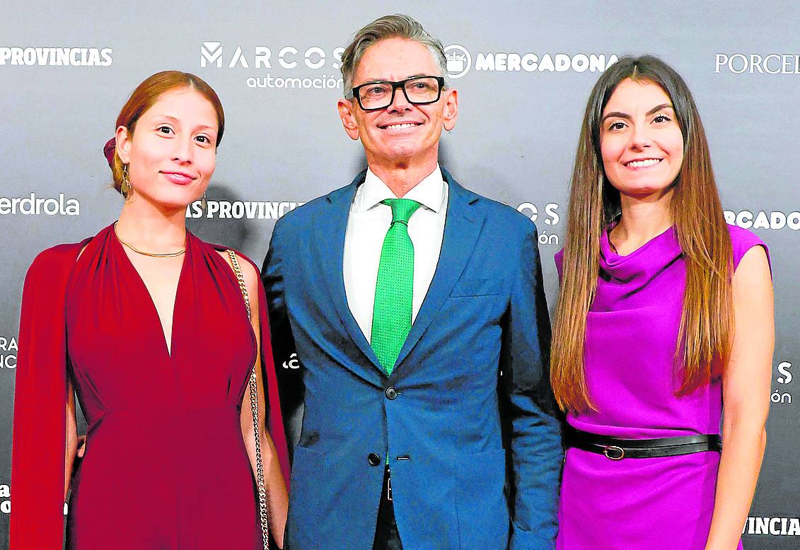 Tres personas del equipo de letrados de Tudela Abogados Cuesta acuden a la gala: Pablo Cuesta, Tatiana Gómez González, con un mono multiposiciones color granate de Natural by Lila y Tania Pérez con un vestido fucsia midi de cuello fluido y manga sisa de Zara con cinturón ajustable con hebilla metálica..