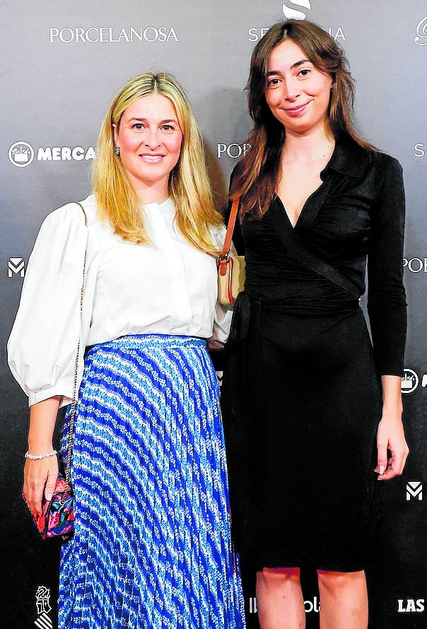 Carolina Sánchez Margareto lleva blusa de Zara y falda de Sandro, combinado con bolso Furla, pulsera de perlas de Tous y pendientes de aguamarinas de su abuela. Amparo Godoy Sobrino lleva vestido y sandalias de Zara.