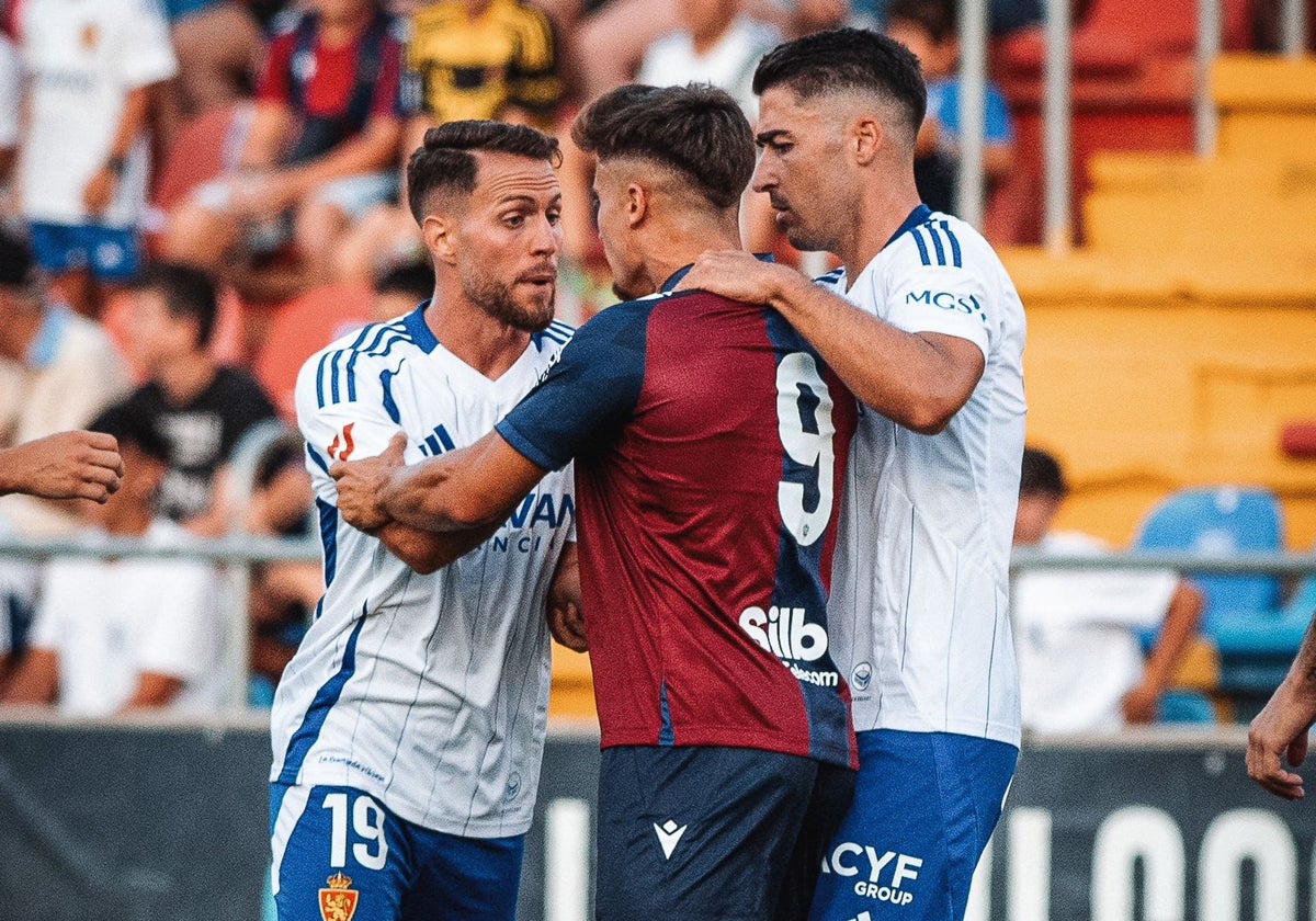 Iván Calero se encara con Romero en un partido de pretemporada.