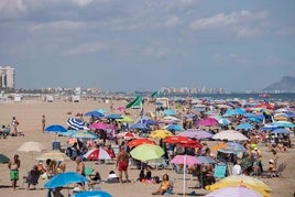 Visitantes en la playa de Gandia.