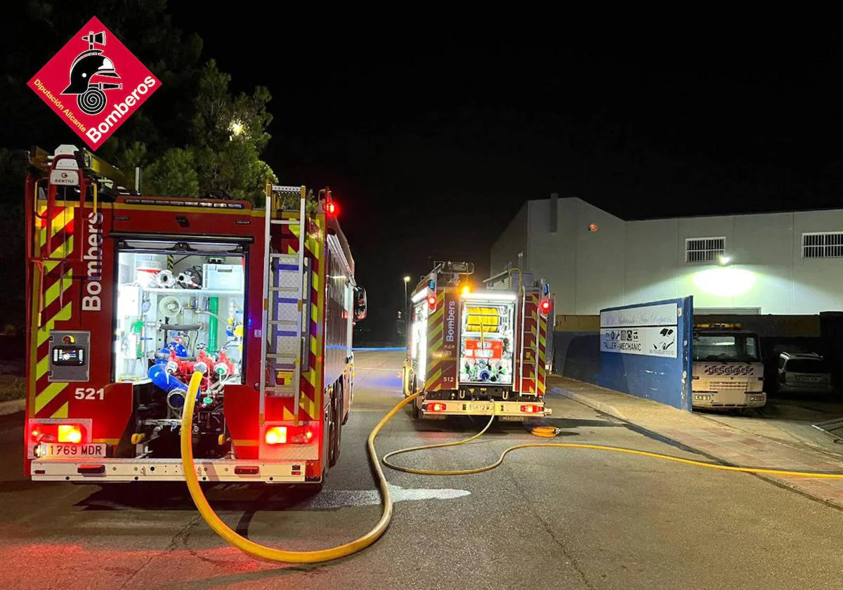 Sofocan un incendio en un taller de Catral que afecta a varios coches aparcados en su interior 