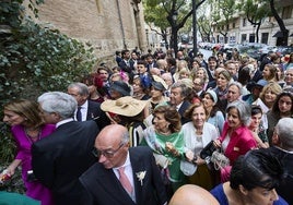 Algunos de los invitados a la boda de Isa Camps y Giovanni Bonavera, a la salida de la iglesia.