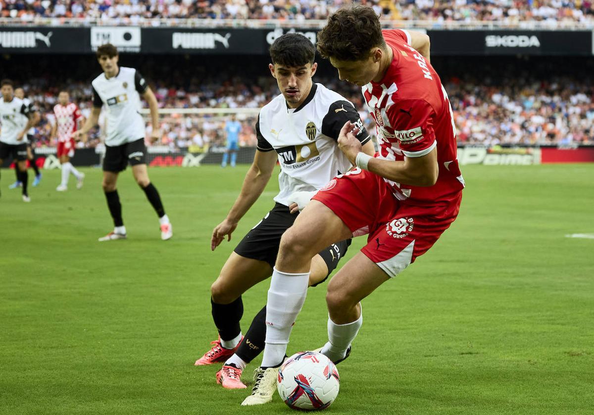 Diego López, presionando a Krejcí.