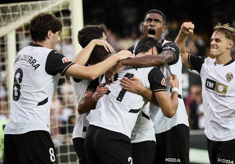 Los jugadores del Valencia, celebrando.