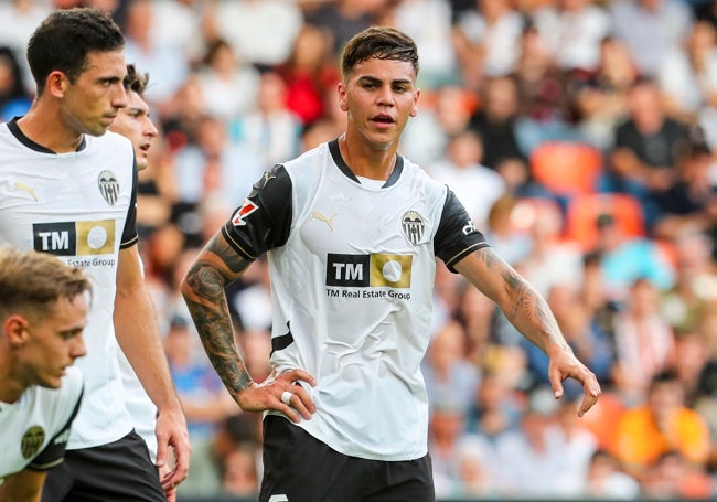 Enzo Barrenechea, durante el partido en Mestalla frente al Girona.