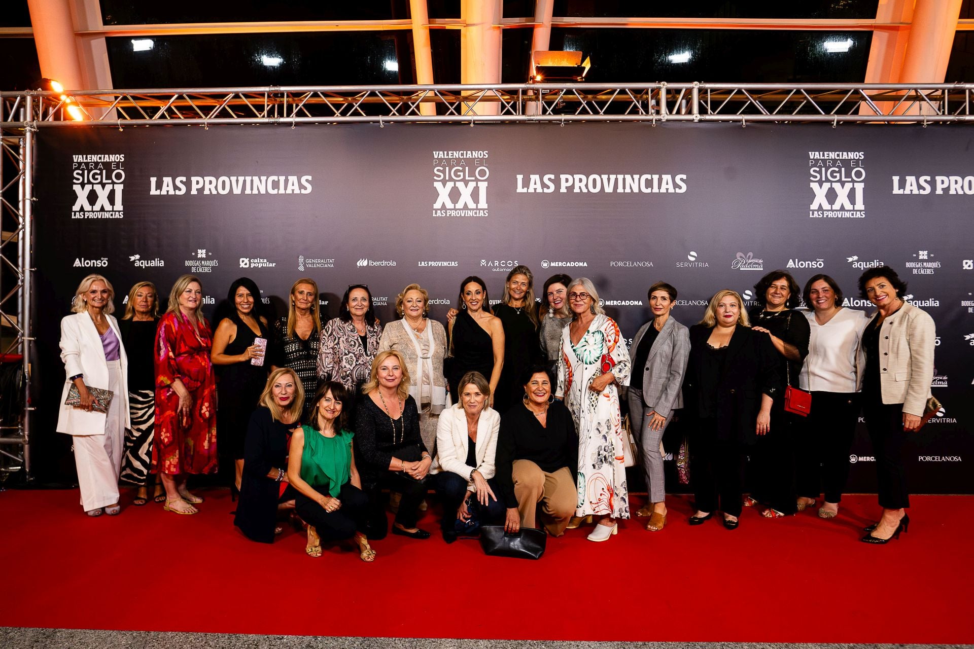 En el centro, con chaqueta blanca, Marta iranzo, presidenta de la asociación de empresarias, profesionales y directivas (Evap), junto a un nutrido grupo de asociadas