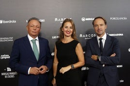 Salva Navarro, presidente de la CEV; Esther Guilabert, secretaria general de CEV; y Javier Bonell, director de Key Clients de Caixabank en la Comunitat Valenciana