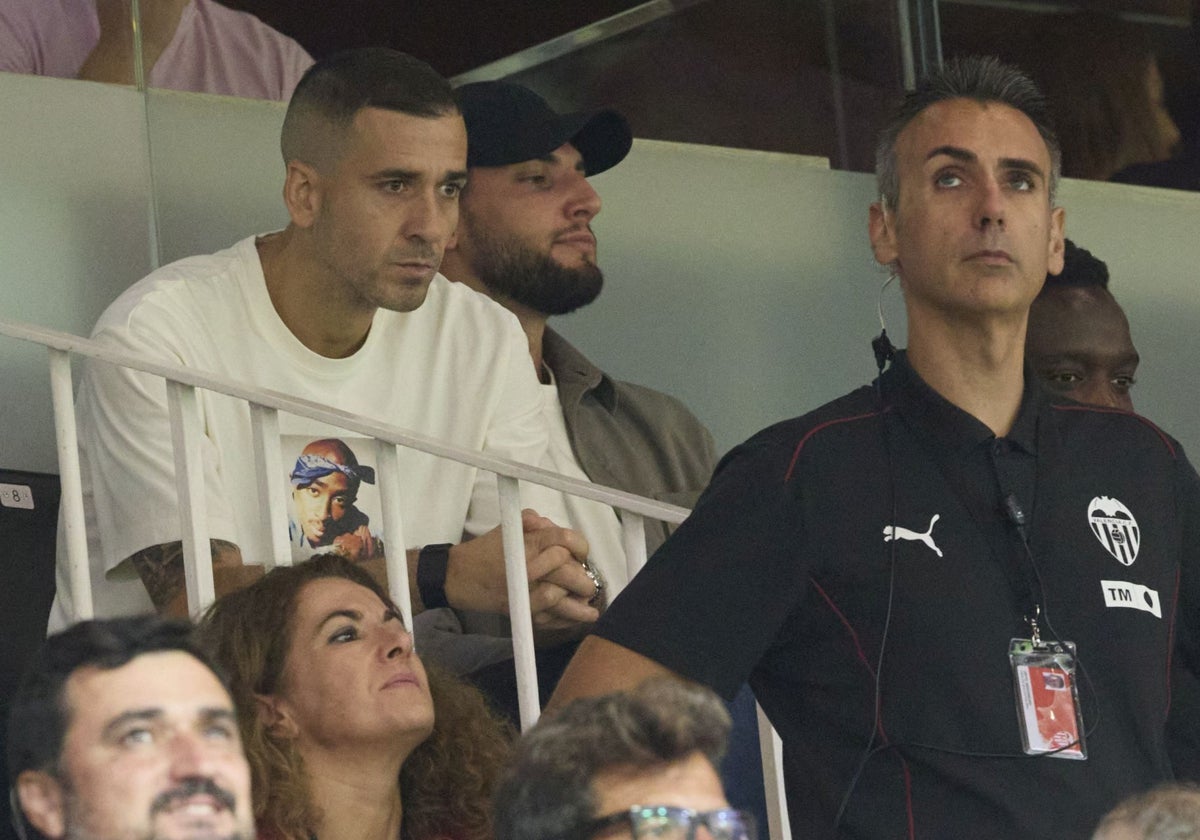 Rafa Mir, con gorra, observa el partido junto a Jaume Doménech.