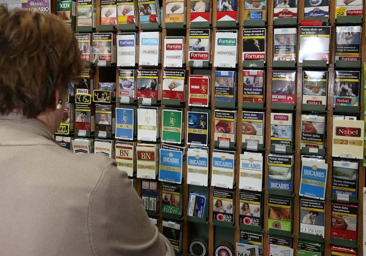 Varias marcas de tabaco a la venta en un estanco.