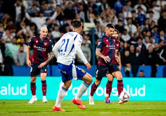 Dela controla el balón durante el partido contra el Zaragoza.