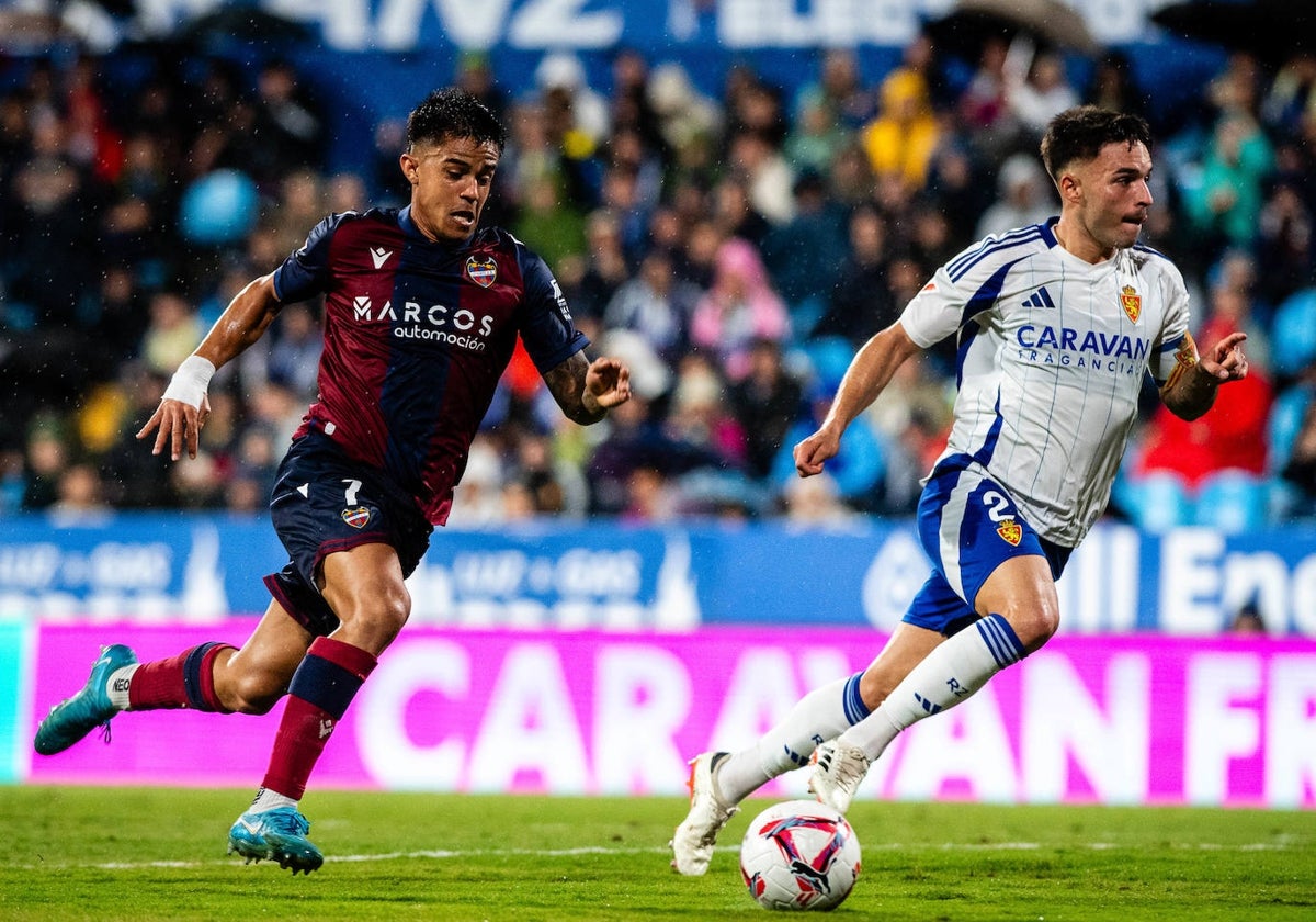 Brugui conduce el balón durante el partido contra el Zaragoza.