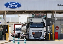 Dos camiones salen de las instalaciones de Ford Almussafes.