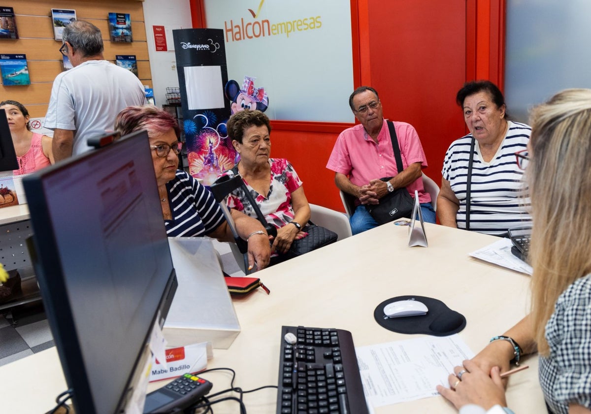 Un grupo de jubilados, en una agencia de viajes.