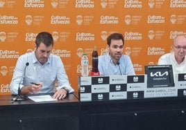 Luis Arbalejo, Enric Carbonell y Esteban Albert, durante la rueda de prensa.