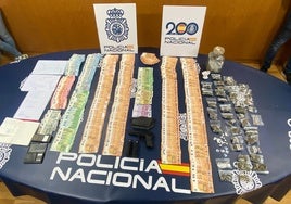 Dinero, drogas y otros efectos intervenidos en la operación policial.