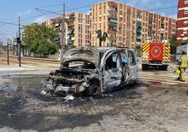 Furgoneta calcinada en las vías de L4 del metro a la altura del Palacio de Congresos.