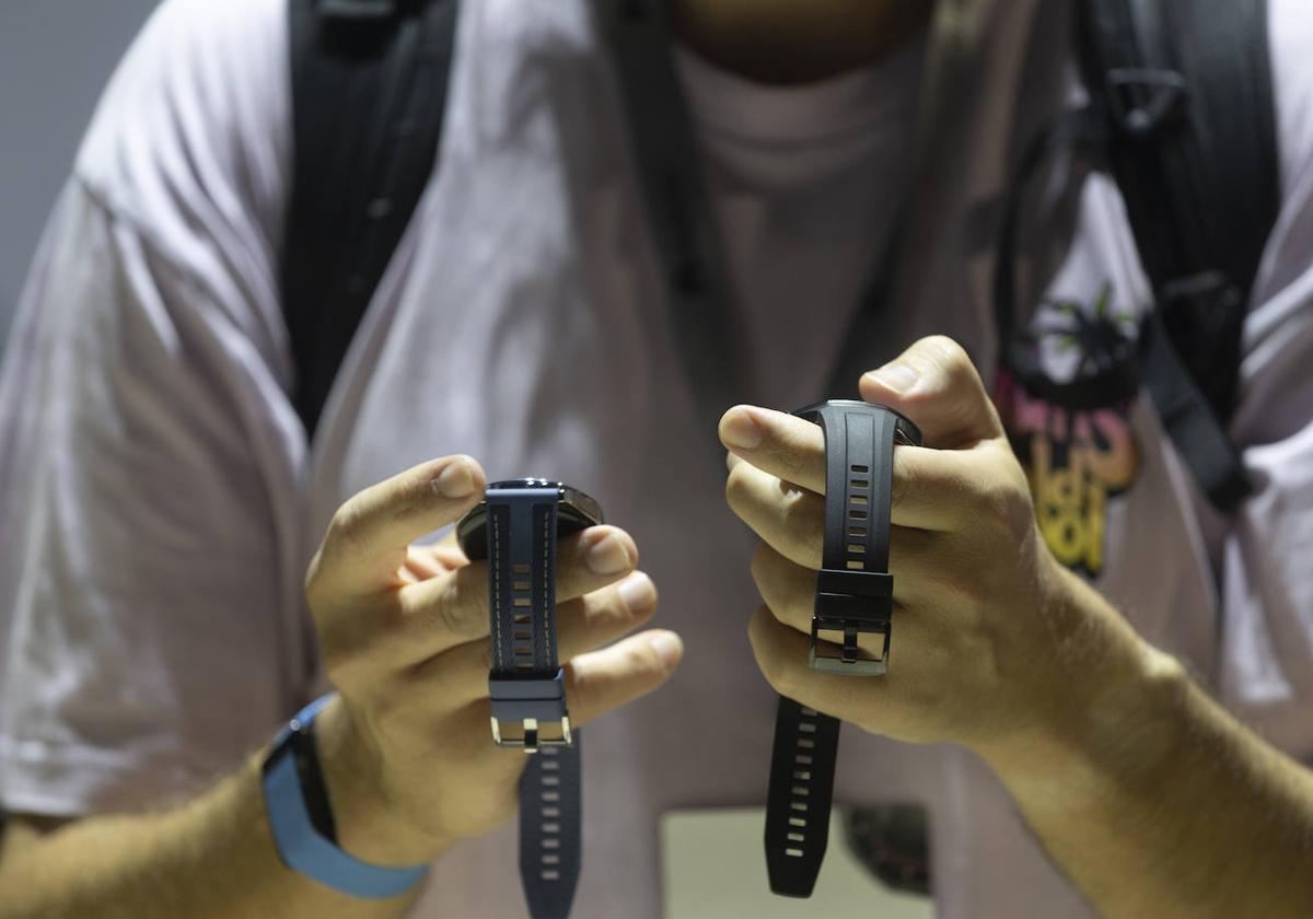 Un joven mira dos relojes.