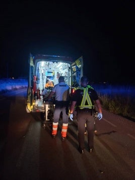 Momento en el que los servicios sanitrios suben al herido en la ambulancia.