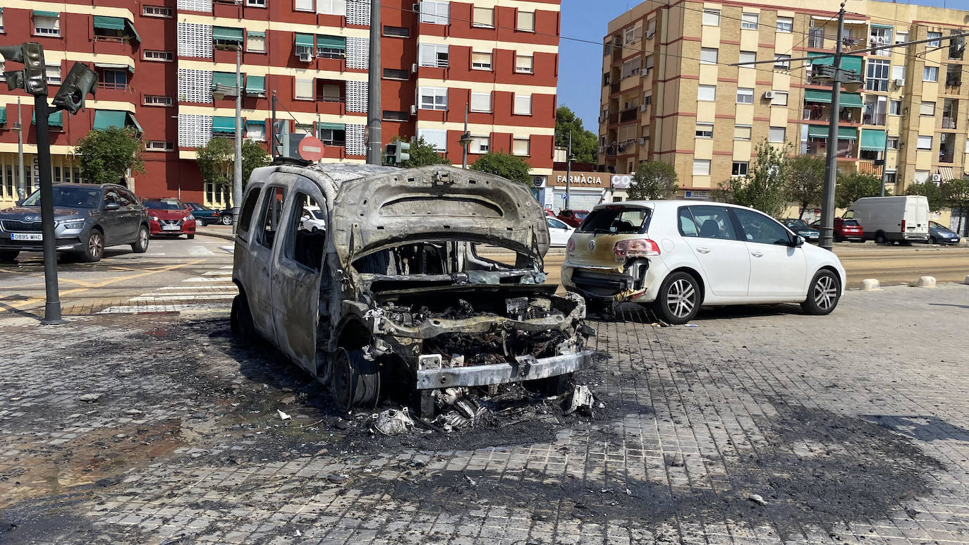 Imagen secundaria 1 - El incendio de una furgoneta obliga a cortar la línea 4 del metro en Valencia