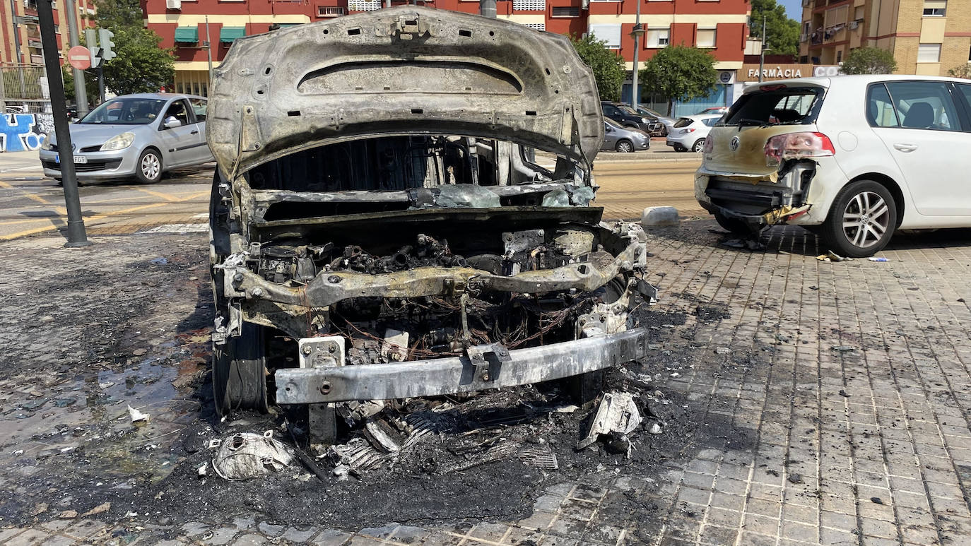 Imagen principal - El incendio de una furgoneta obliga a cortar la línea 4 del metro en Valencia