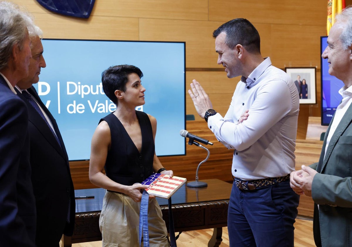 María Pérez charla con el presidente de la Diputación, Vicent Mompó.