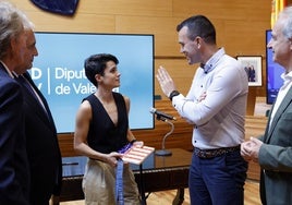 María Pérez charla con el presidente de la Diputación, Vicent Mompó.