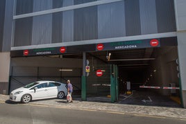 Entrada y salida del parking de un Mercadona.