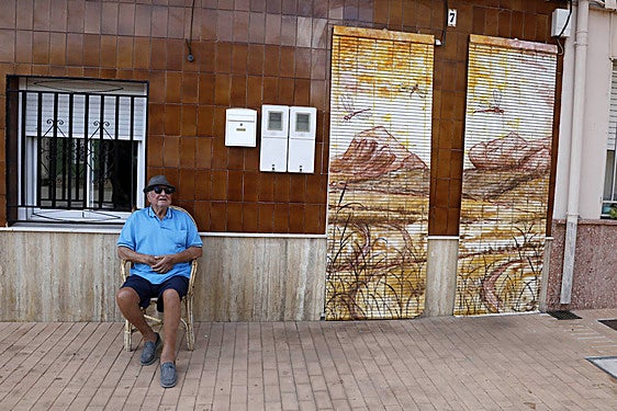 Las persianas de las casas se convierten en lienzos artísticos en Els Poblets