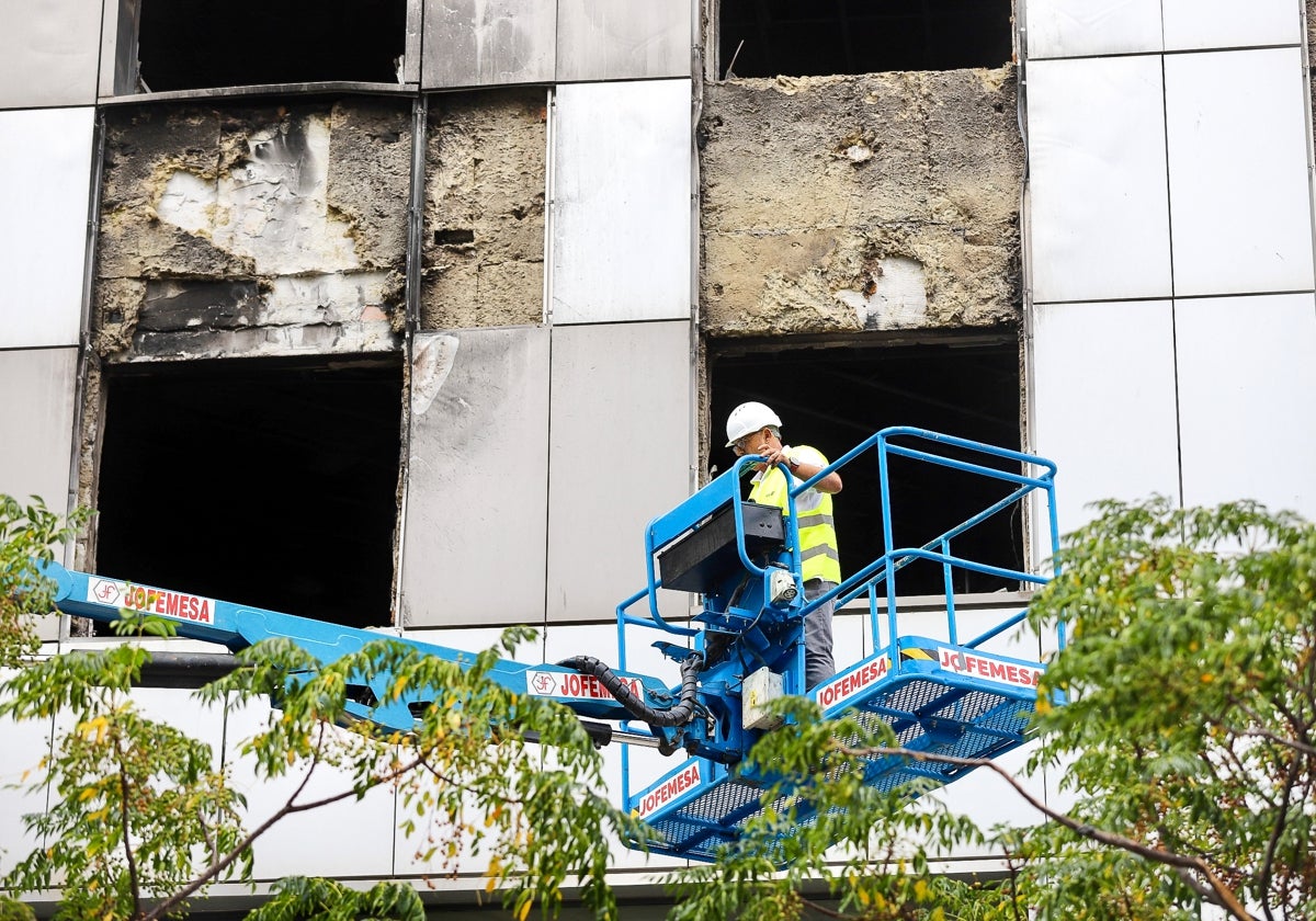 Un operario trabaja en las labores de desescombro del edificio de Campanar.