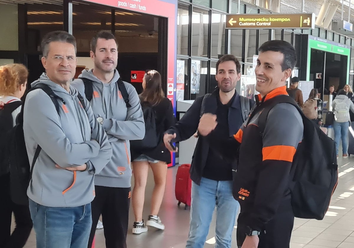 Pedro Martínez, Luis Arbalejo, Enric Carbonell y Pau Alcácer, a la llegada a Sofía.