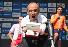 Ricardo Ten, posando con el reloj obsequiado.