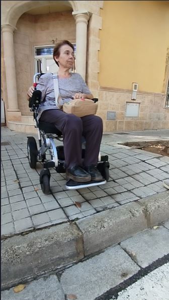 Una persona en silla de ruedas no puede transitar por una de las aceras.