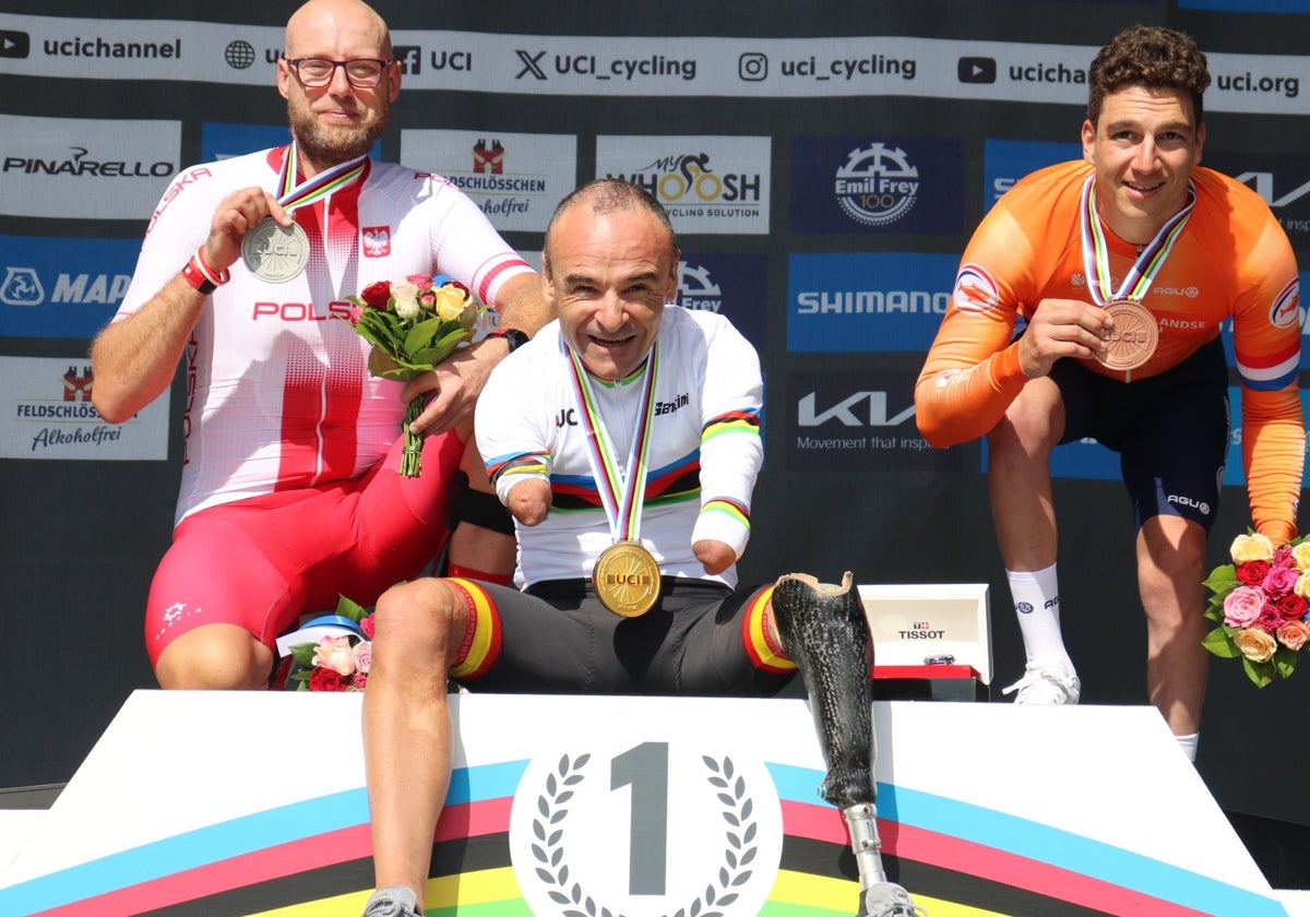 Ricardo Ten posa en el podio con la medalla de campeón del mundo.