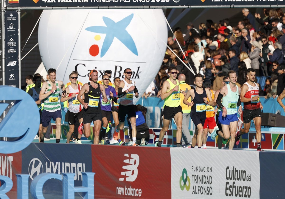 Participantes del Maratón, sobre la pasarela azul de la Ciutat de les Arts.