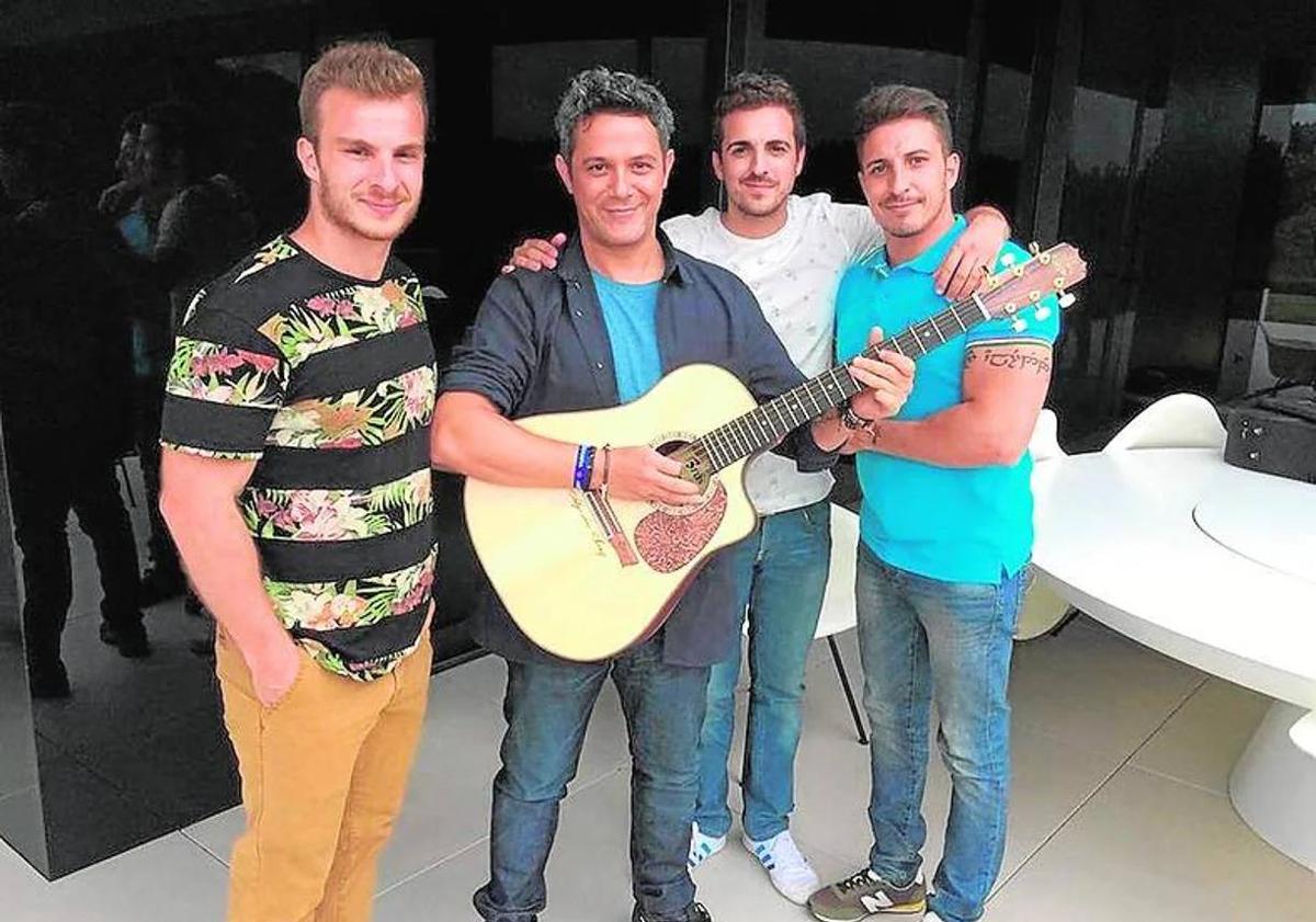 Imagen principal - Los hermanos Broseta junto a Alejandro Sanz.