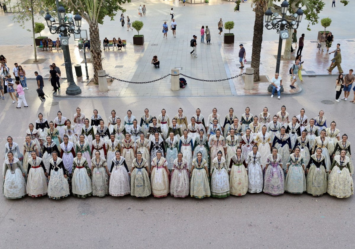 Imagen principal - Candidatas a fallera mayor de Valencia 2025, en una prueba celebrada este martes.