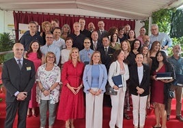 La foto de grupo de los condecorados con las autoridades.